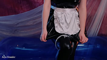 Не молодая женщина в беленьком белье демонстрирует литые настоящие сисяндры